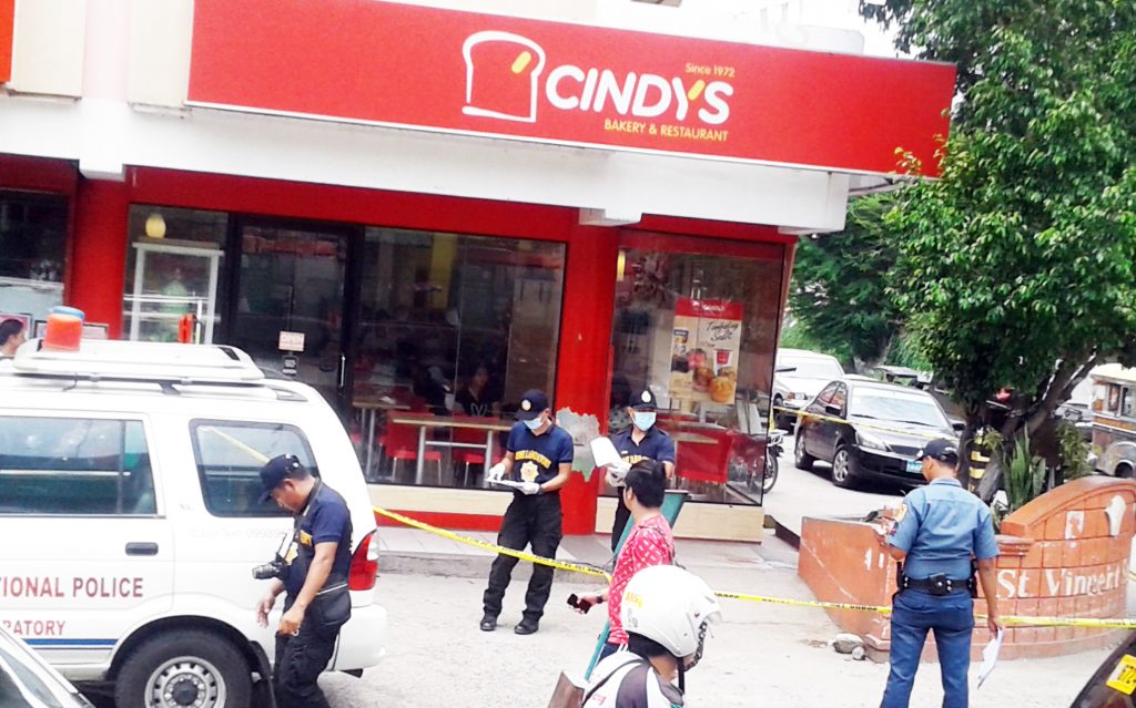 BROAD DAYLIGHT MURDER - Members of Tarlac local police and the SOCO investigate on the daylight shooting of a tricycle driver right in front of Cindy’s at noontime, Tuesday June 7. The victim was announced dead-on-arrival at the Tarlac Provincial Hospital which is just across the crime scene. The community is now worried over the spate of killings this year.h /The Tarlac Weekender News Team