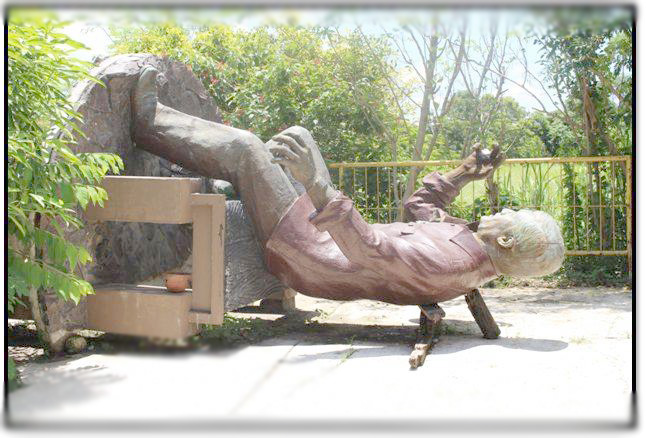 A DISRESPECT TO A HERO: A Ninoy Aquino Bust is now left just lying around, unprotected from elements at the City Agriculture Office Ext at Baras-Baras. Is this how to treat a hero who sacrificed his life for the democracy we now enjoy?/Photo from FB BanatNewsMag